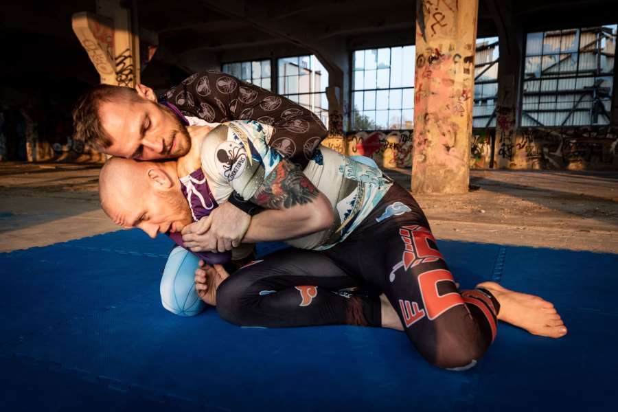 Zápasník omdlel po škrcení, potom souboj vyhrál. Šlo o krádež?