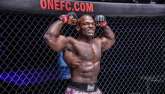 Alain Ngalani a jeho vysekaná postava.
