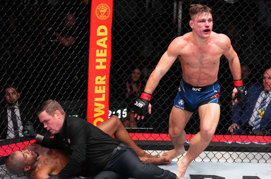 Mluvil a provokoval, nakonec byl bez milosti uzemněn. Kruté KO završilo souboj v UFC