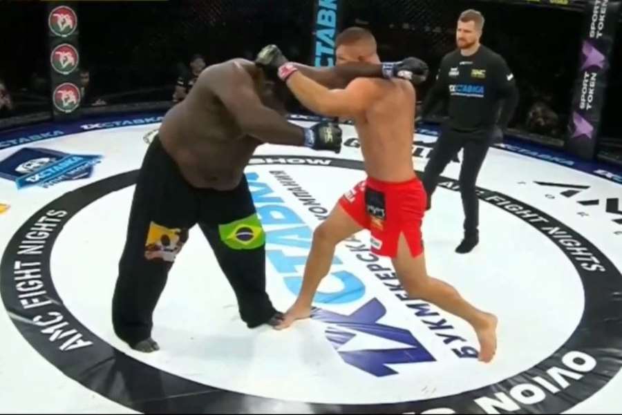 VIDEO: Jedno z nejpodivnějších KO! 200kilový obr už sahal po výhře, pak se svalil k zemi jako pytel brambor