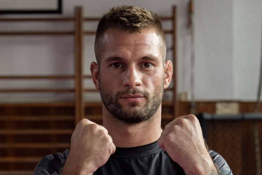 To byl fofr! Bývalý prvoligový fotbalista donutil soupeře se v kleci vzdát 