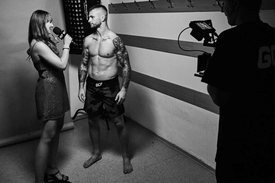 Absolutně rozdílné světy. Jak si fotbalista užil výhru a MMA peklo od fanoušků