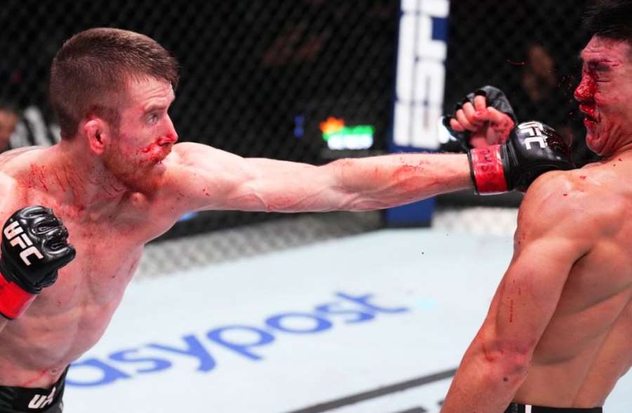 Hlavní zápas UFC ukončilo hororové zranění a zásah doktora. Poražený se jenom smál 