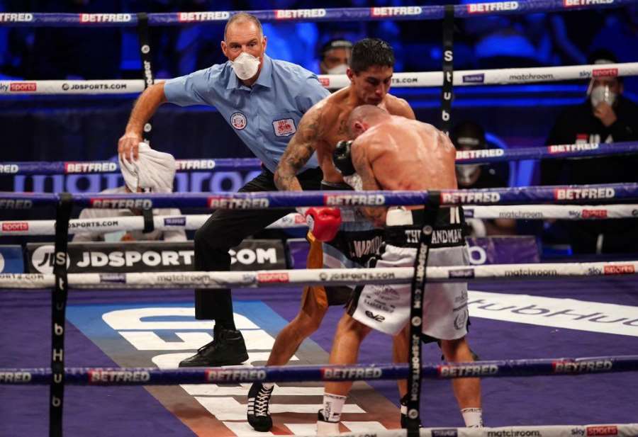 Boxer dostával nakládačku a do ringu přiletěl ručník. Rozhodčí ho hodil zpět a jelo se dál