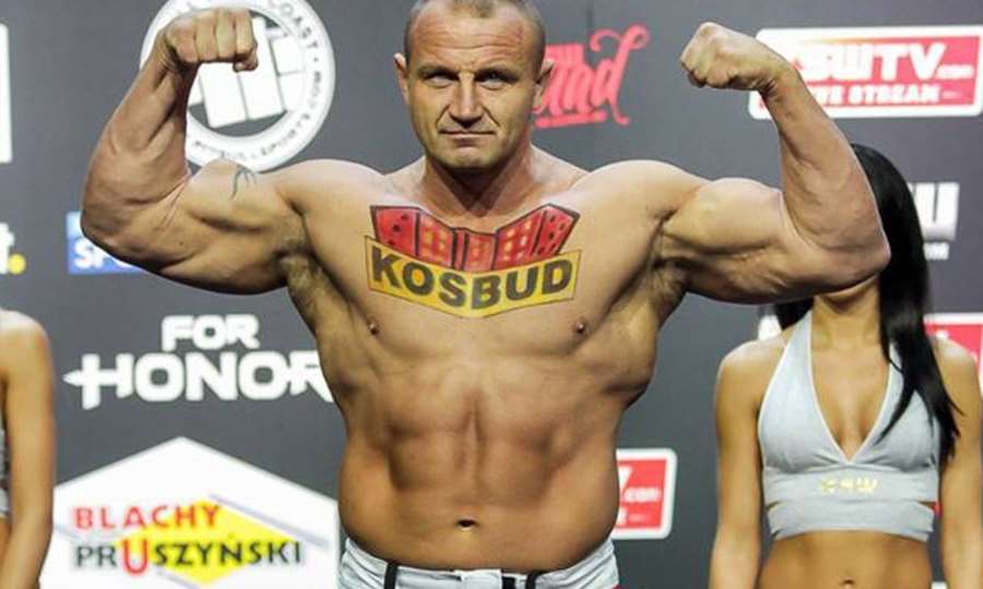 Silák s boxerem v kleci. Těžká váha padla po přesném vypínači na bradu