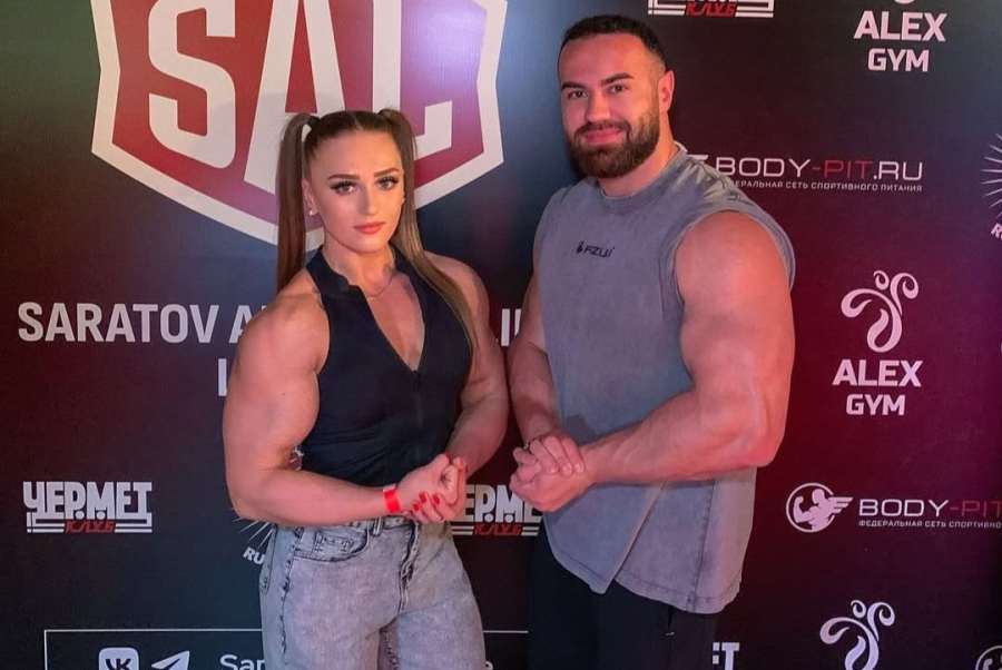 Pikantní comeback ruské Barbie. Nejprve ukázala obří bicepsy, pak i hýždě