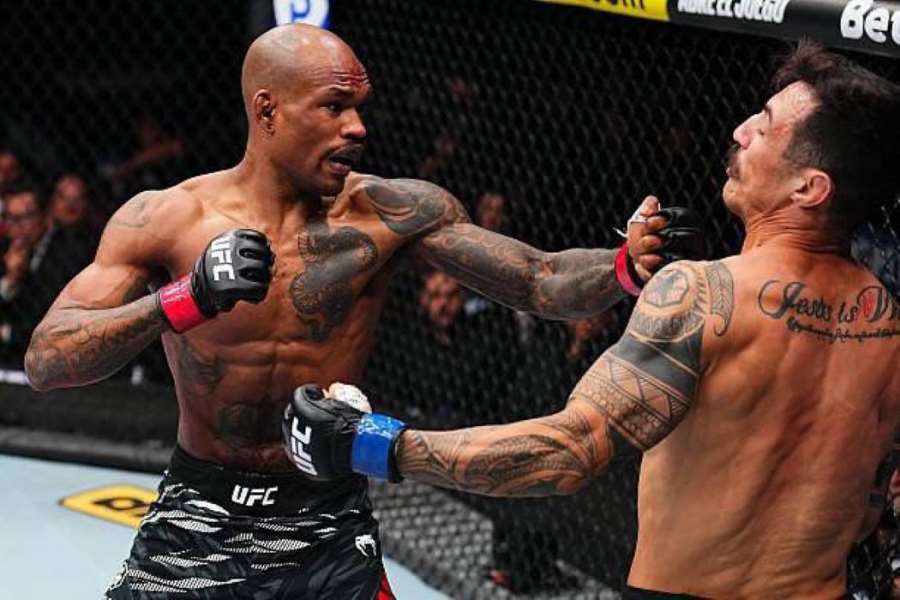 Divočina v UFC. Američan získal výhru, pak se málem porvali trenéři