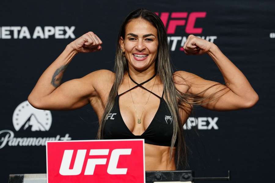 Když to máš, ukaž to. Plavková sezona bojovnice UFC v plném proudu