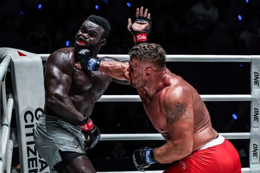 Chaos. KO těžké váhy, pak se strhla pozápasová rvačka v ringu