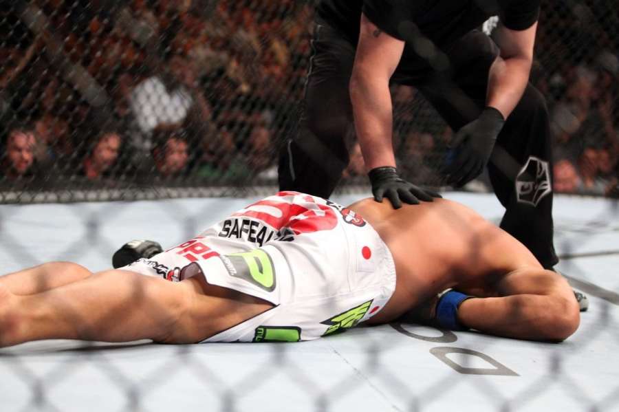 Hlava se stala kovadlinou. Bojovník zničil rivala dvěma údery najednou