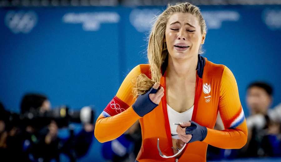 Prasklá kombinéza na pozadí i odvážný outfit na MMA. Paulova přítelkyně terčem pozornosti