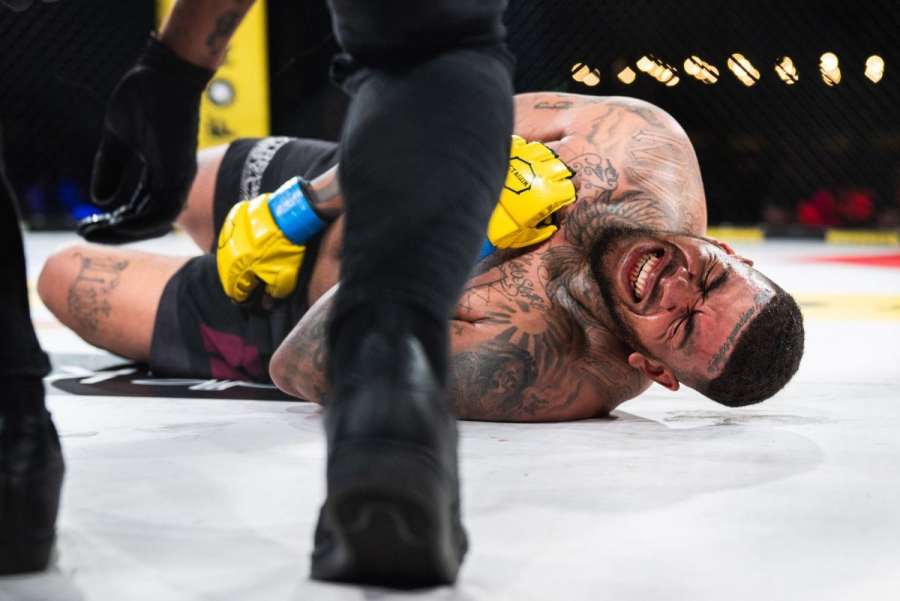 Svíjel se bolestí, nosítka na scénu. Naskočené koleno trefilo rozkrok