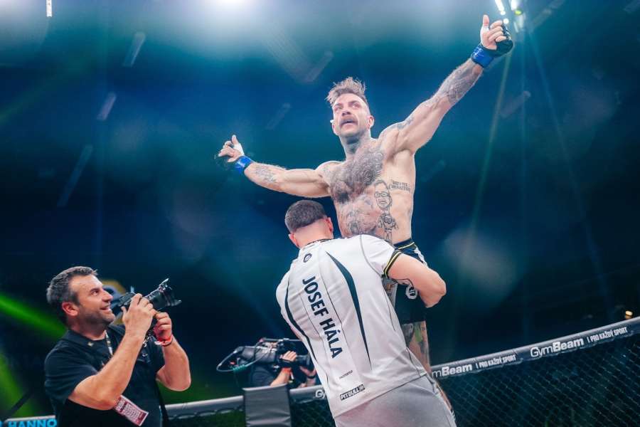 Kalíme. KO při oslavách? To se nestává. Já se pozvracím a jedu dál, smál se Hála