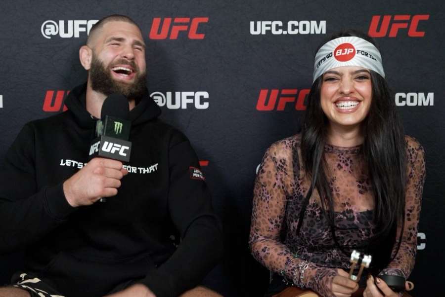 Krásná Nina se převlékala. Děkuji za dárek, jsi nejvíc cool, dočkal se poděkování BJP