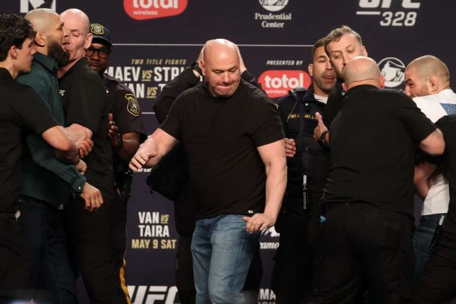 Ochranka v UFC měla práci. Chimaev nakopl Stricklanda a propukl chaos