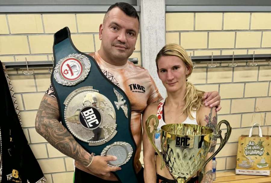 Česká radost po boji. Třetí titul ve Švýcarsku ve čtyřech zápasech