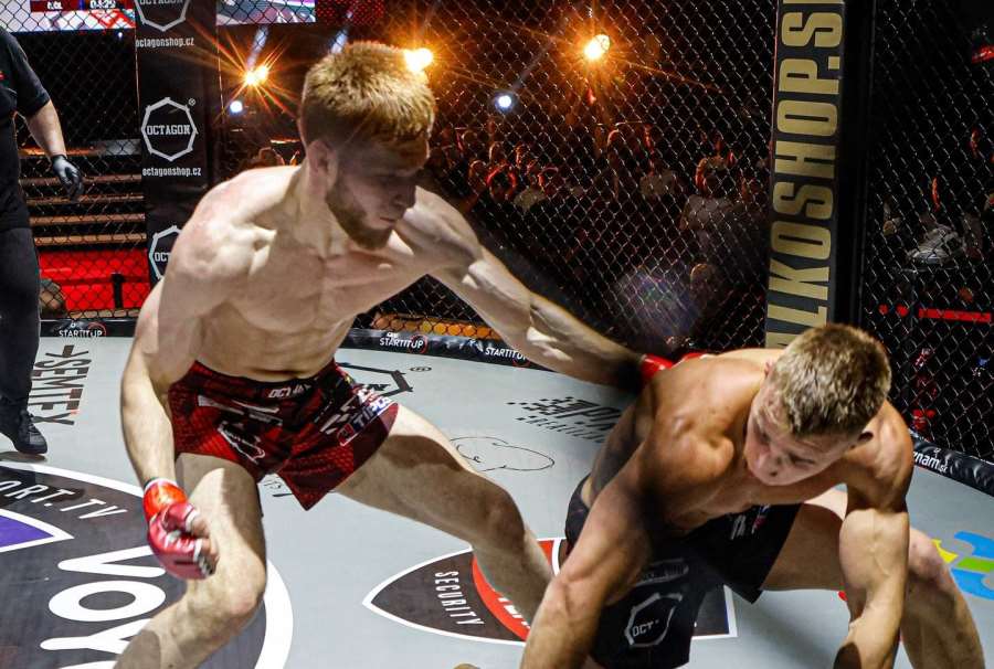 Český talent v Trenčíně explodoval. Soupeře poslal k zemi, pak zaútočil jak had
