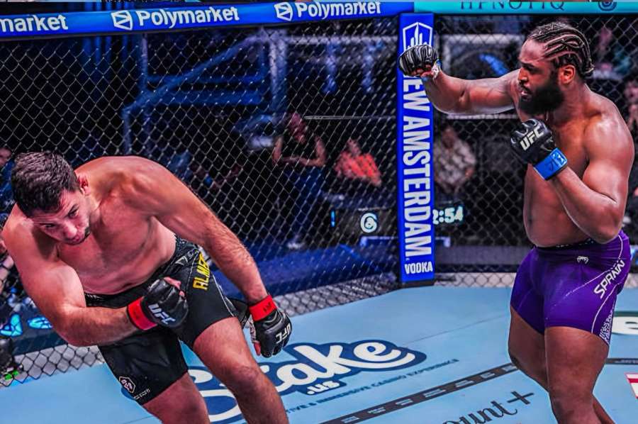 Drtivé KO. Těžká váha z UFC letěla k zemi. Jako by ji srazil kamion