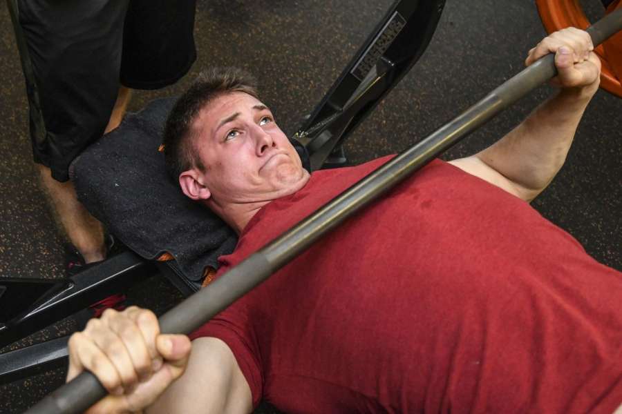 Čtrnáctiletého mladíka přimáčkla 190kilová činka