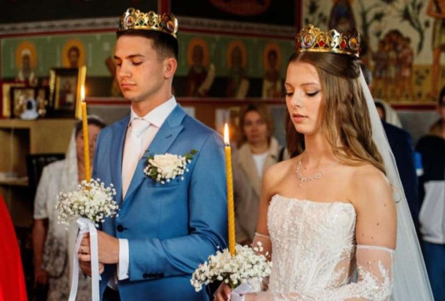 Věřící rodiče ho dovedli k bojovým sportům. V jednadvaceti letech se český bojovník oženil
