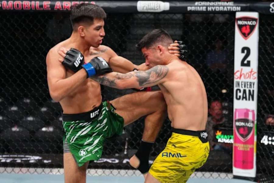 Kombinace jako z videohry. Američan z UFC ukončil soupeře do 26 sekund