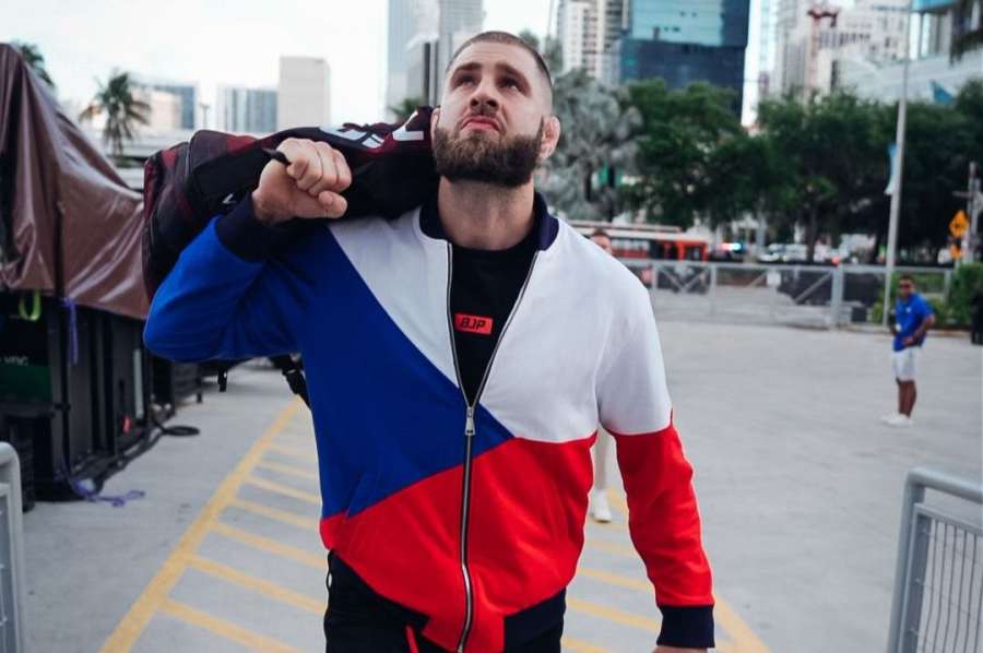 Vše v pořádku, teď v nemocnici zkontrolovat čelit. Přišlo mi nefér bojovat se zraněným soupeřem, ozval se Procházka