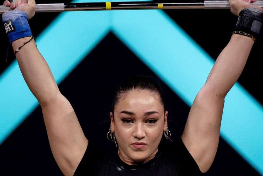 Jedna z nejkrásnějších vzpěraček světa dostala nad hlavu 100 kilo