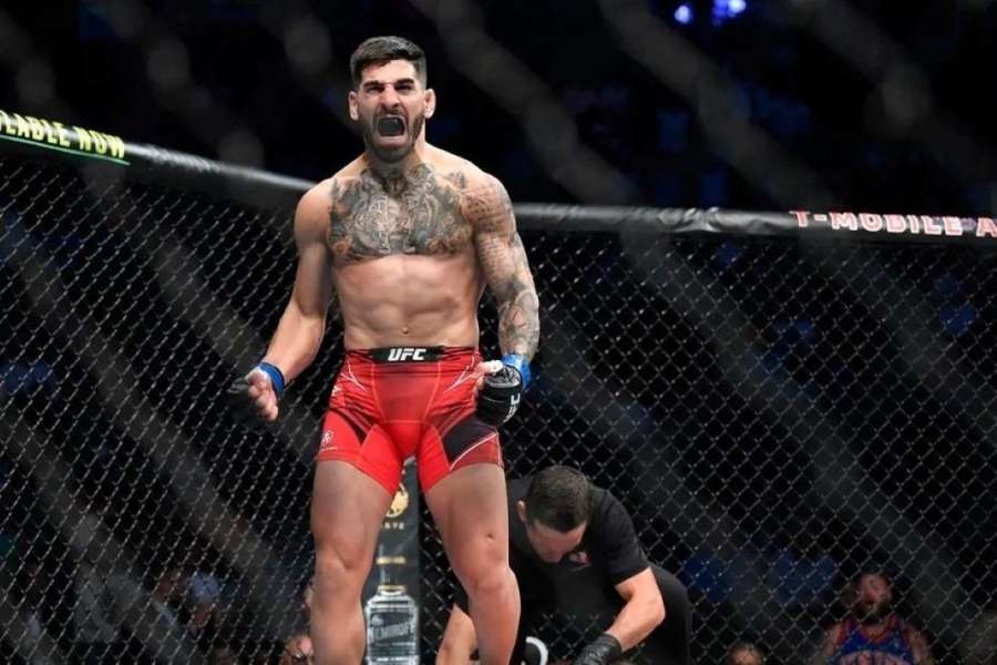 Zrození legendy. Neporažená superstar UFC rozdala další KO