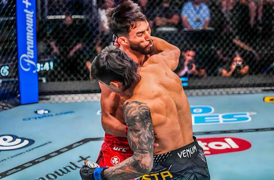 Tvrdý závěr v UFC. Brazilec bušil do soupeře jako zběsilý 