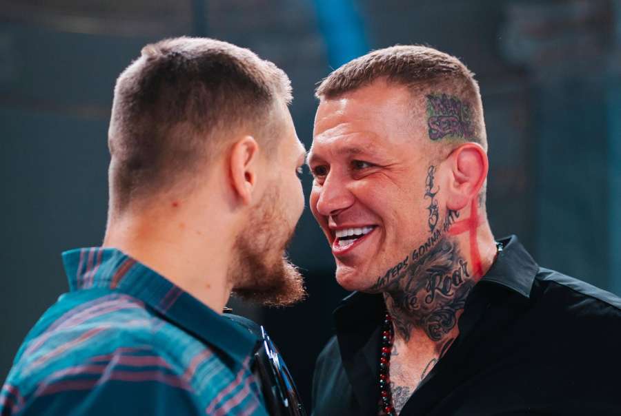 Box bez rukavic. Vůbec nevíš, do čeho lezeš, slyšel při divokém staredownu Mikulášek