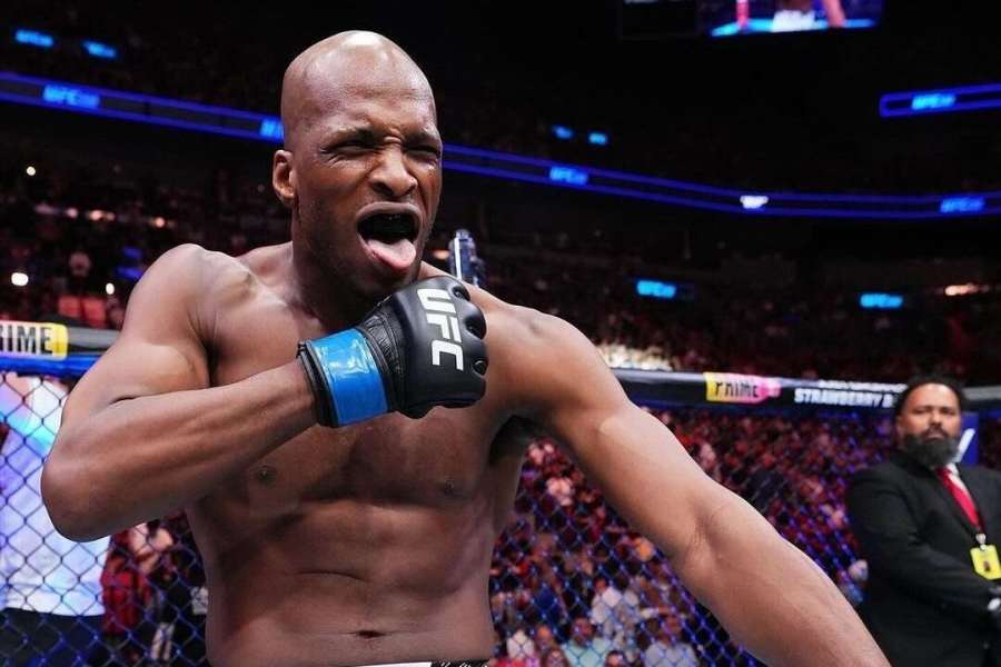 Váha hvězdného Brita vystřelila. Před bitvou v UFC vážil 106 kilo