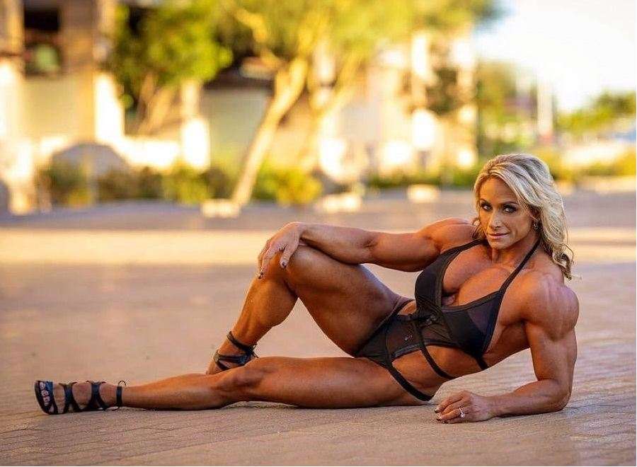 Do naha. Kulturistka po letech dřiny přistoupila na výjimečné focení