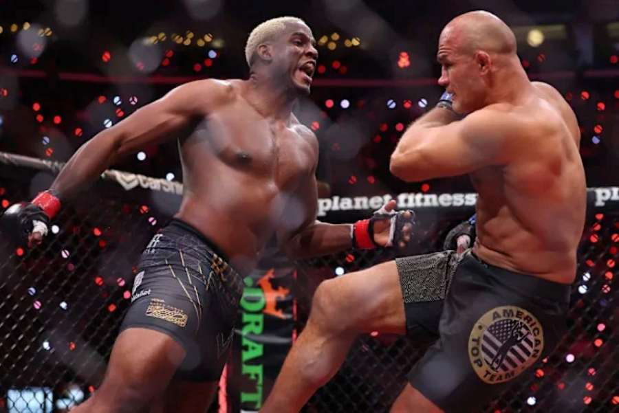 Demolice v těžké váze. Obr z Kuby zničil bývalého šampiona UFC