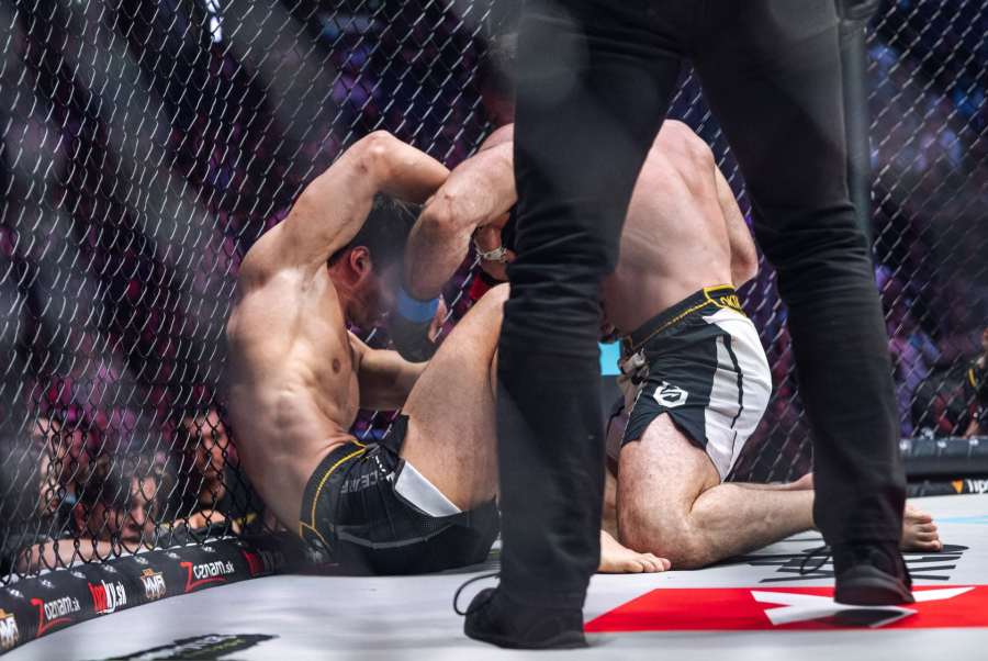 Kuriózní ukončení v Oktagonu. Outsider zničil soupeře na kolenou