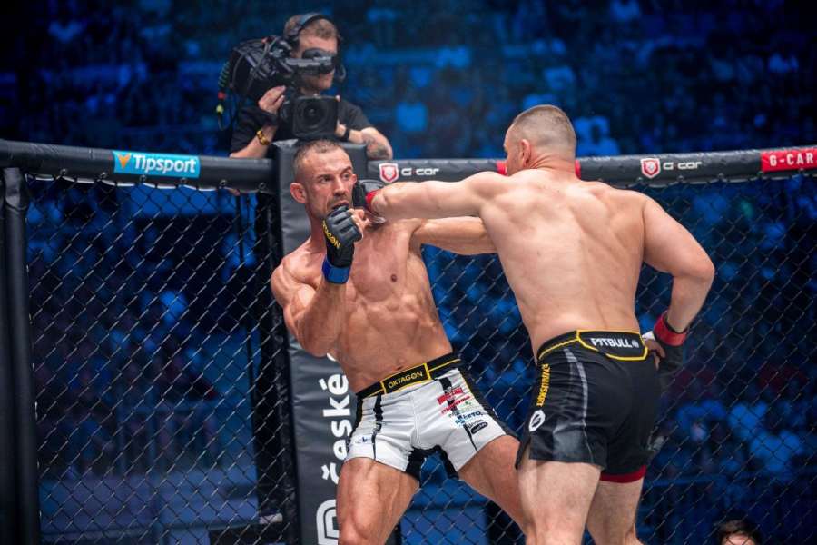 Raška se po tvrdém KO poroučel k zemi. Levý hák a doktor šel na kontrolu