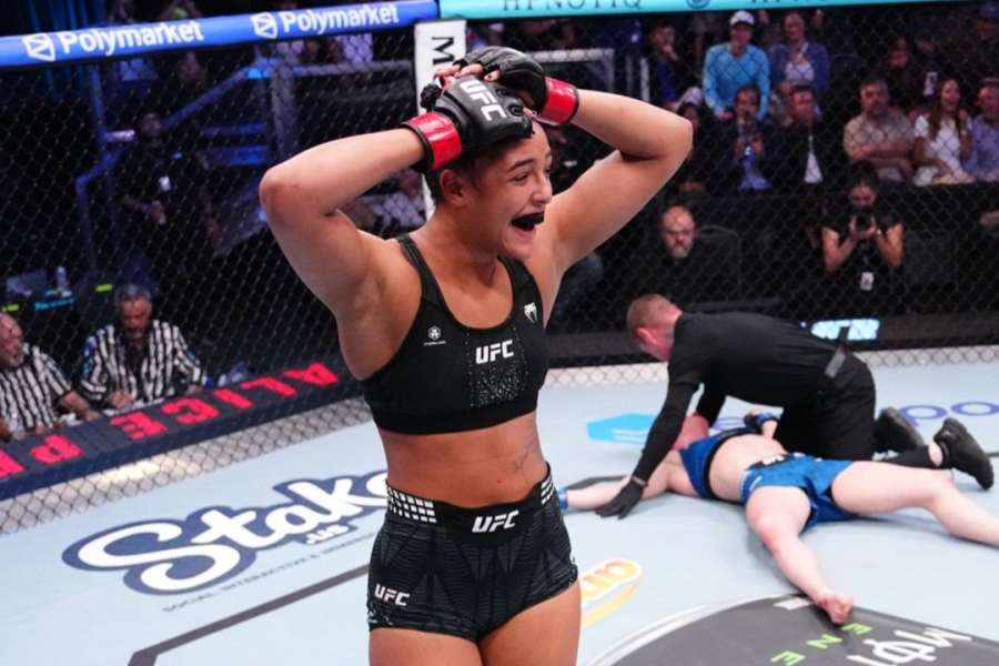 Drtivé koleno do hlavy. Pereira slaví v UFC senzační vítězství 