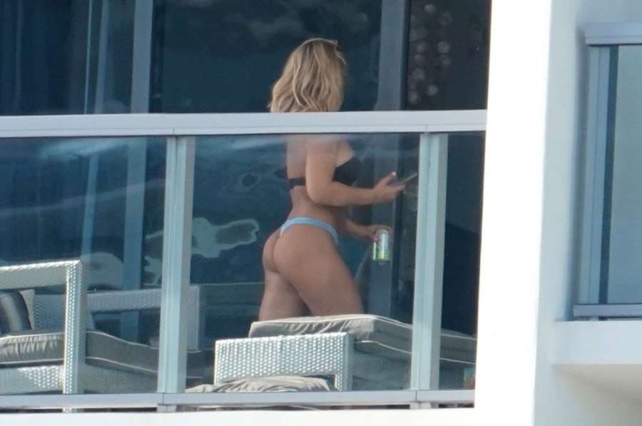 Provokativní oslava narozenin. Bývalá zápasnice UFC se vystavila u bazénu