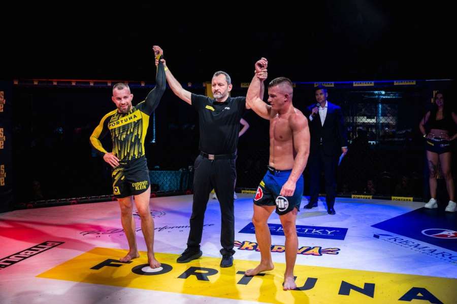 Klein měl bojovat s Keitou, ale organizace UFC byla proti. Na řadu přišel Čech