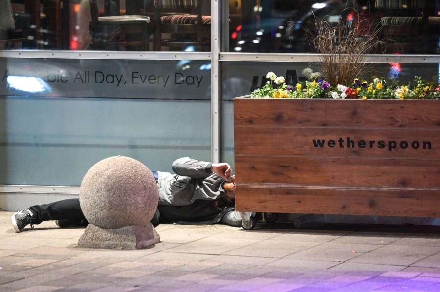 Chlápek se pustil v obchodě do MMA bojovníka. Po pěstní výměně litoval 