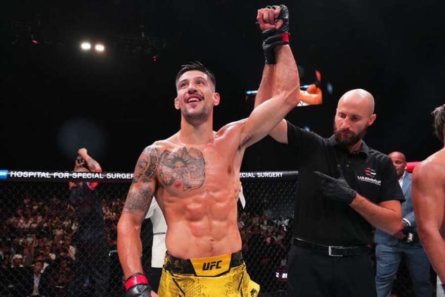 Demolice v UFC. Španěl jednou rukou držel soupeře v pasti, druhou ničil
