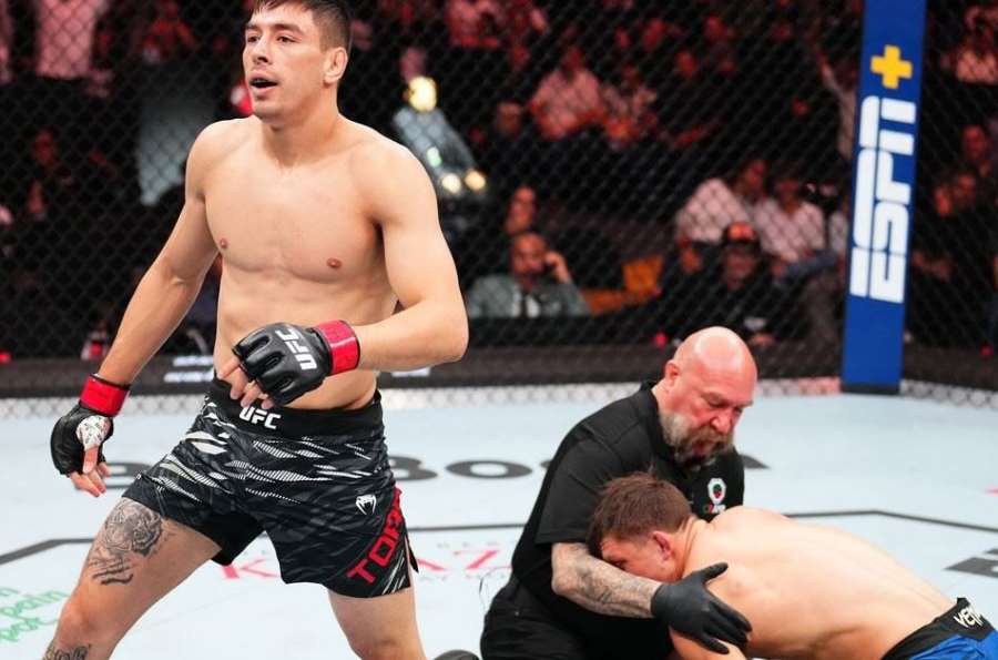 Pekelná pravačka našla cíl. Američan z UFC byl v boji málem umlácen