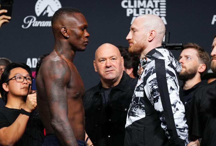Smutný Adesanya na váze a odhodlaná Barber před bitvou v UFC 