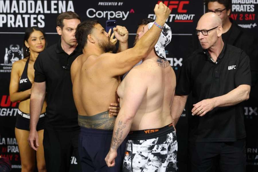 Těžká váha UFC je přitlačena ke zdi. Bam Bam se musí ukázat ve stylu