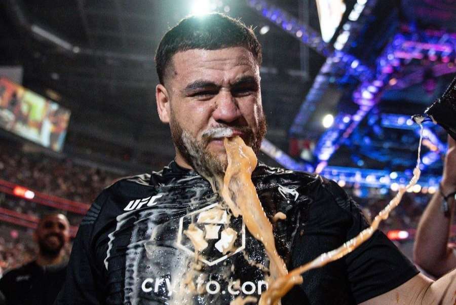 Můj zadek je v sázce. Zavolejte někoho z hospody, žertoval bojovník UFC