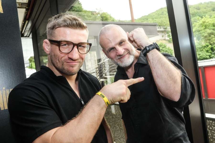 Z placu rovnou na sál. Drsné natáčení filmu Bojovník