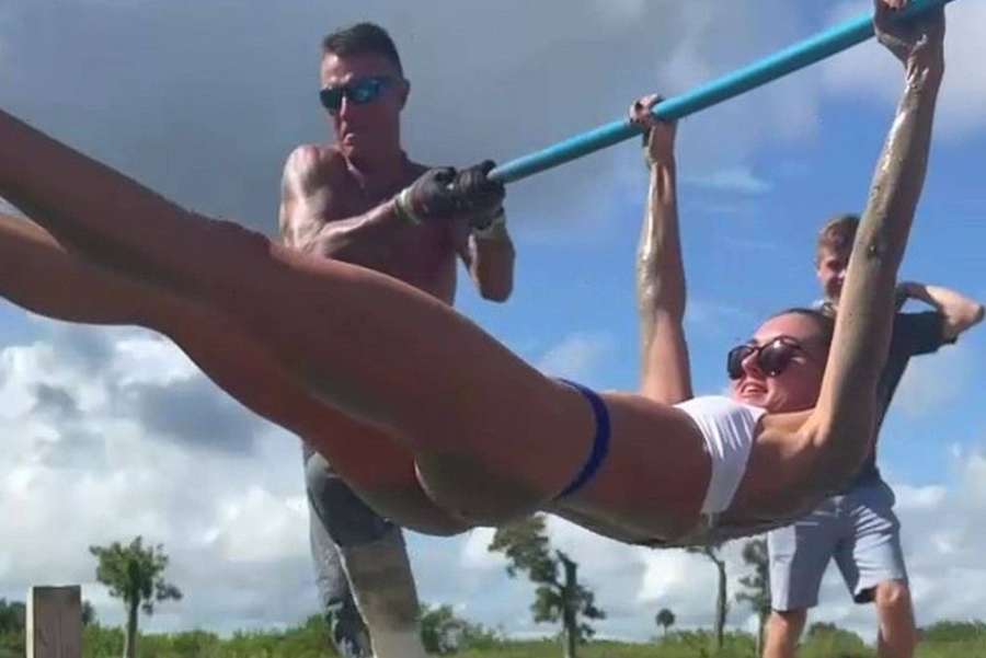 Svlékla se v gymu při cvičení, sundala podprsenku, aby se pobavila