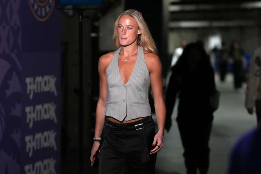 Trefa do černého. Krásná Američanka je hvězdou plavkového magazínu