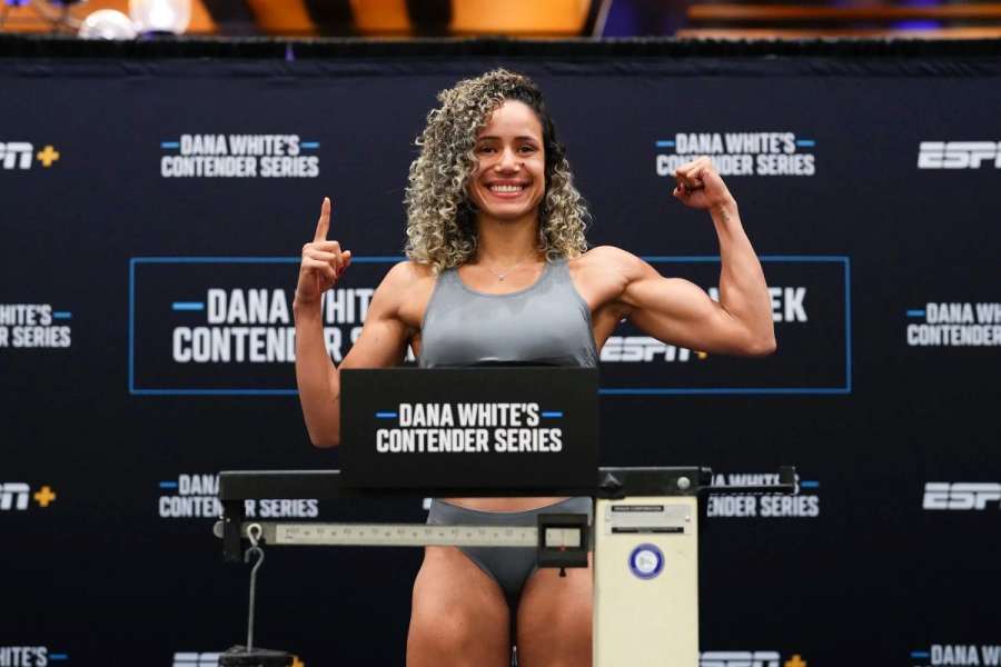 To je změna. Žádná učitelka zeměpisu. Ring girl je dnes bojovnicí UFC