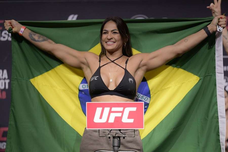 Ta, která je vidět a v UFC vítězí. Brazilka se nestydí, užívá si život