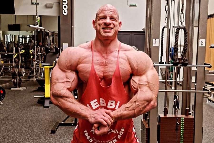 Slovenský gigant předvedl formu, 132 kg a dřina v gymu